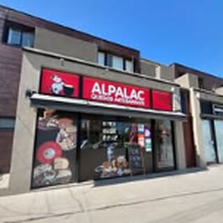 Frente de un local Alpalac Quesos Artesanales
